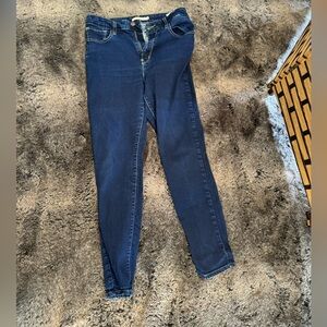 Skinny Dark Levi’s for Women